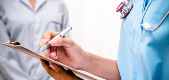 bác sĩ kê đơn điều trị đau lưng