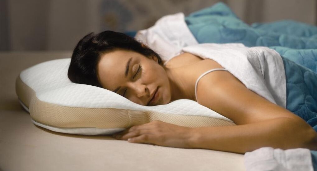 ngủ trên gối chỉnh hình để điều trị thoái hóa đốt sống cổ