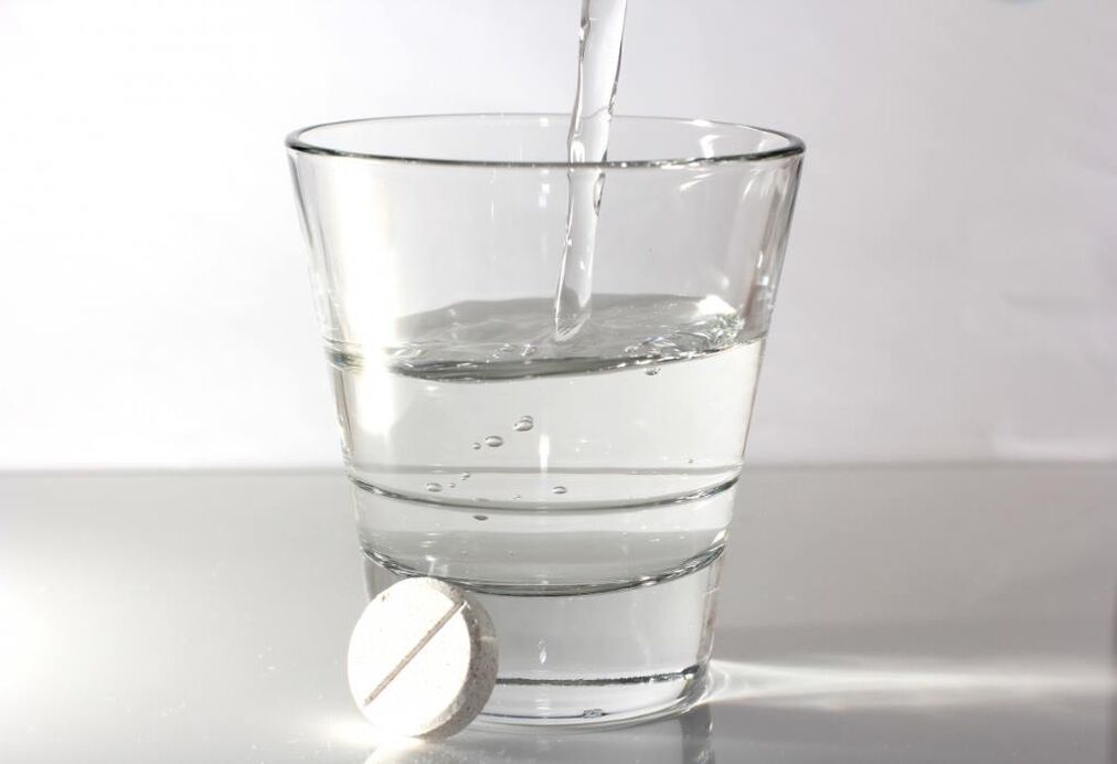 nước và một viên thuốc để điều trị hoại tử xương