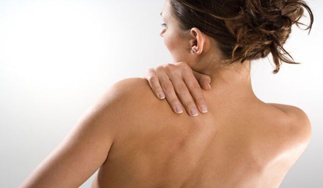 Người phụ nữ lo lắng về cơn đau nhức dưới xương bả vai trái ở phía sau từ phía sau