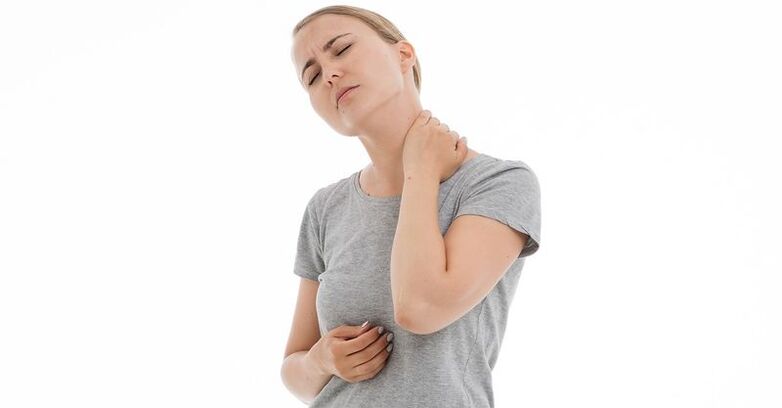 Cô gái bị đau ở cổ