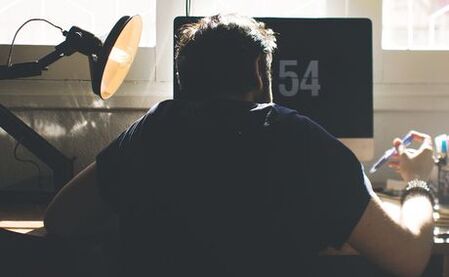 Một người đàn ông tại máy tính